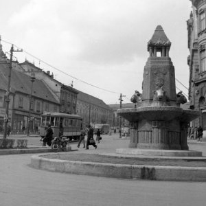 Pécs, Széchenyi tér déli része, Zsolnay-kút- 1956 (Forrás: Fortepan/Kotnyek Antal)
